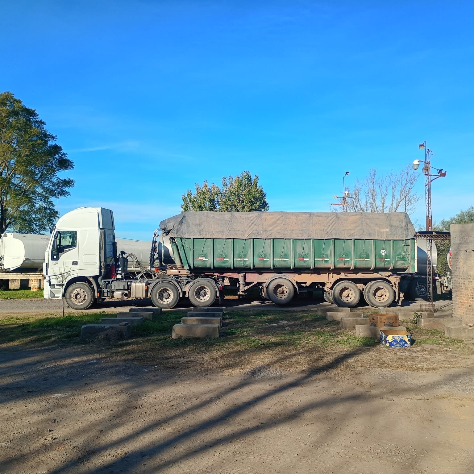 Camiones con batea CARGAS GENERALES